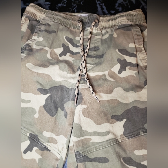 Mens Camo Pants - Picture 2 of 4